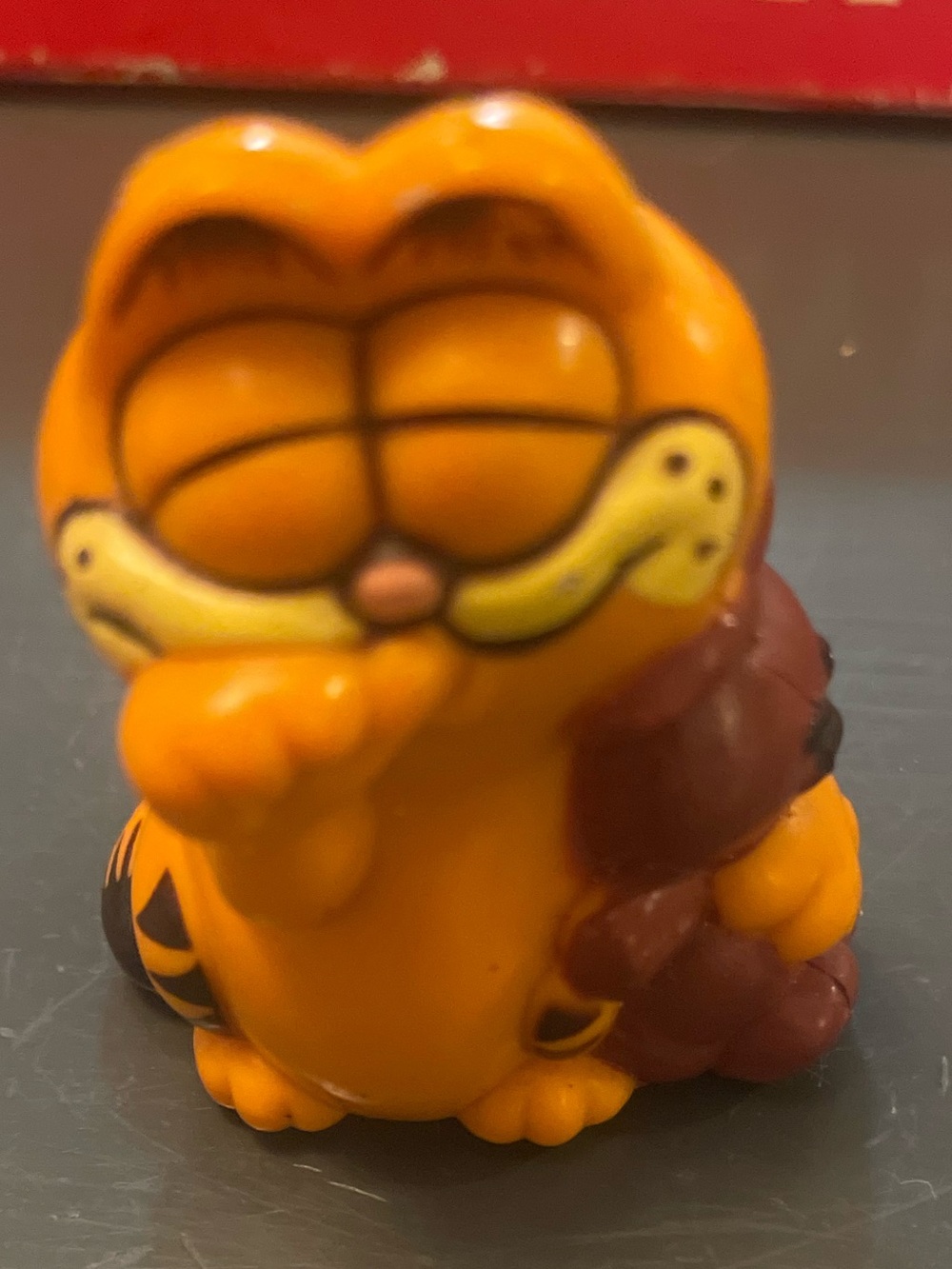 GARFIELD VINTAGE PVC FIGURE SUCKING THUMB & HOLDING POOKIE BEAR